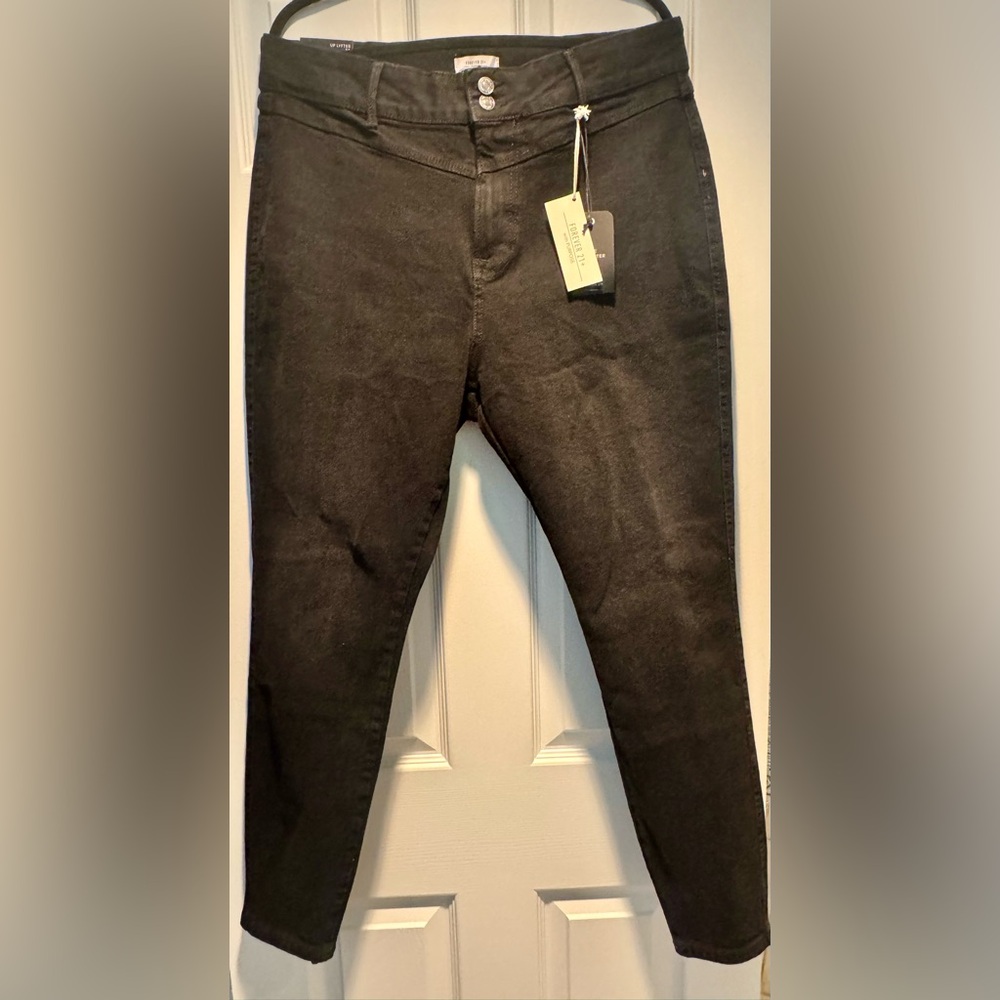 Forever 21 Women’s Lifting Contouring Black Jeans New w/tags